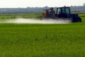 Tractor en labores de fertirriego en un cultivo